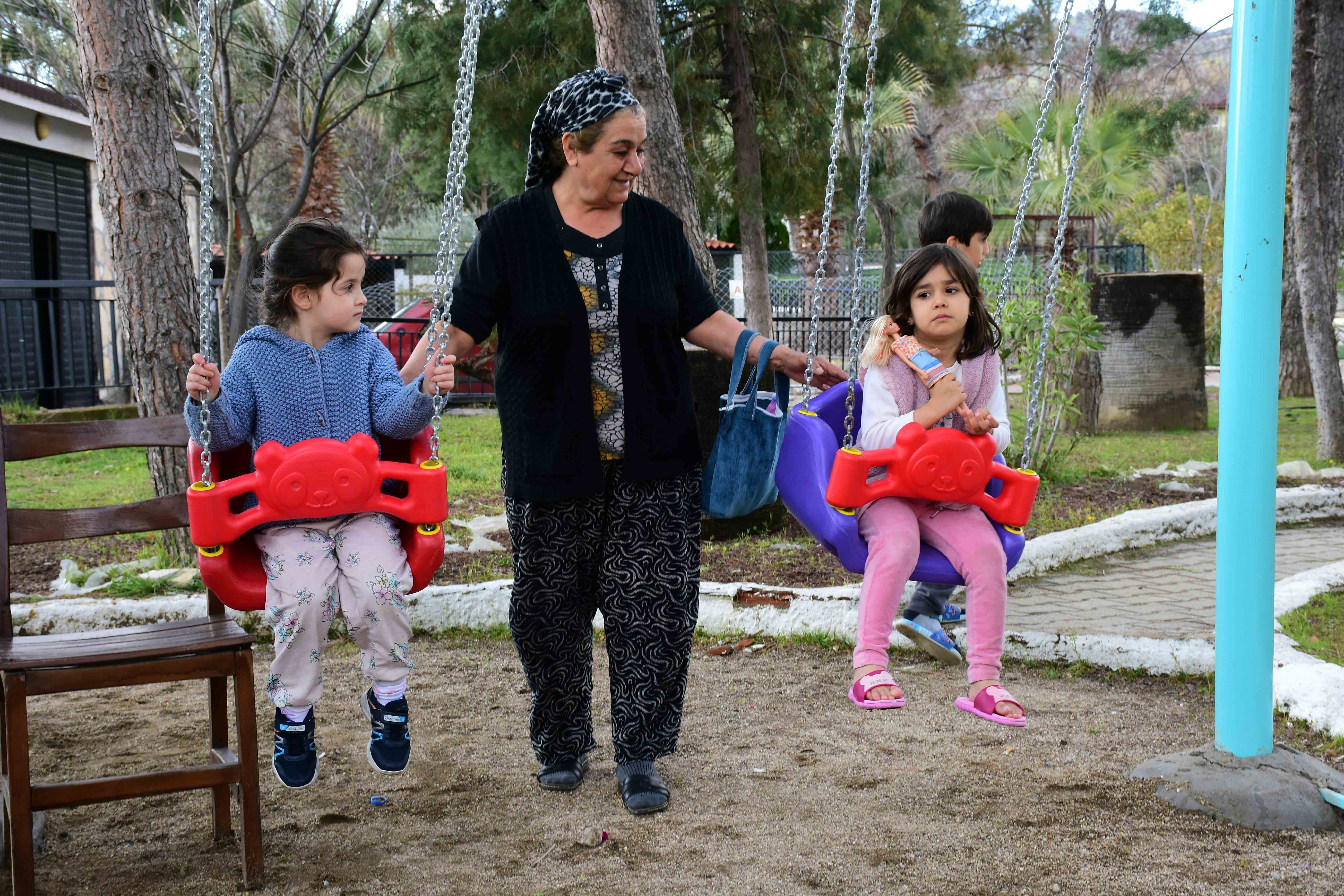 Germencik’te depremzede çocuklar için oyun parkı kuruldu