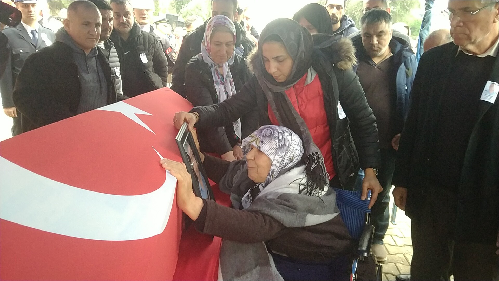 Şehit polis gözyaşlarıyla toprağa verildi