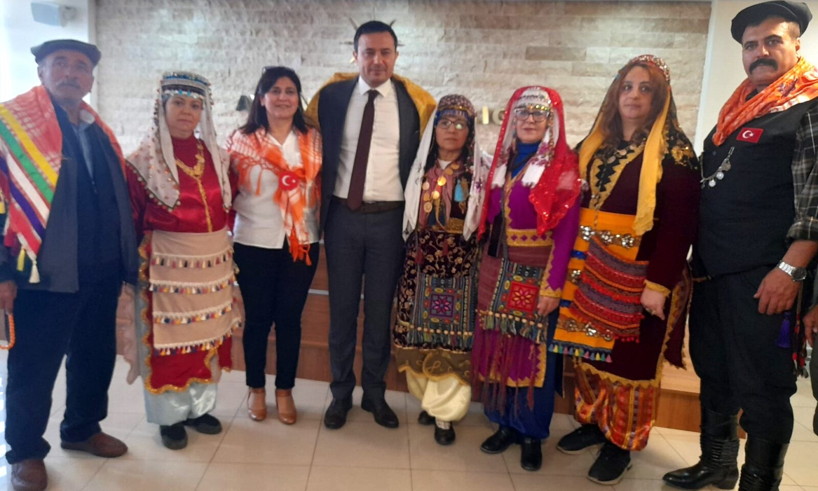 Sanatçı Mahmut Tuncer’in oğlu AK Parti’den milletvekili aday adayı oldu