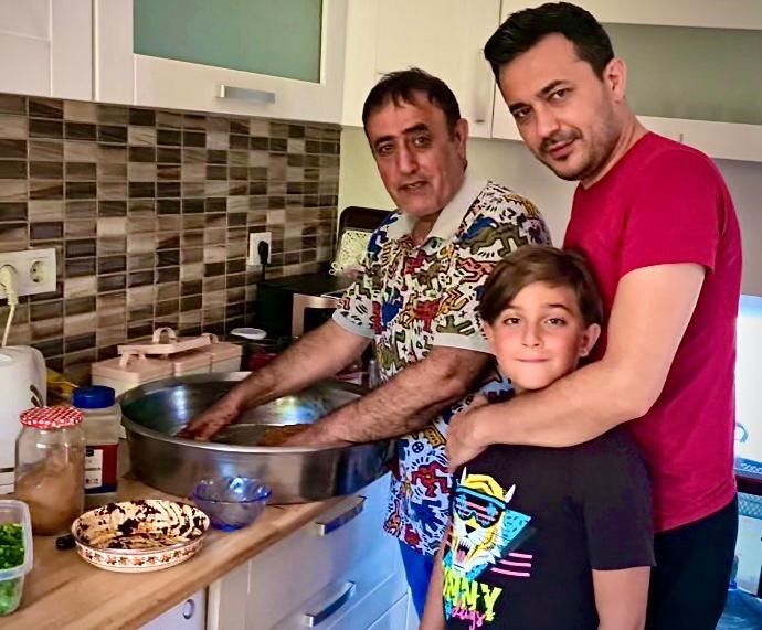 Sanatçı Mahmut Tuncer’in oğlu AK Parti’den milletvekili aday adayı oldu
