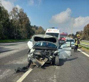 Yaralıya müdahale için duran sağlıkçılara otomobil çarptı: 1 ölü 4