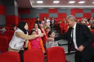 Depremzede çocuklar Koçarlı'da tiyatro ile moral depoladı