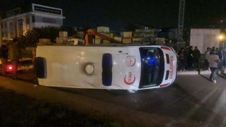 Özel halk otobüsüyle çarpışan ambulans devrildi: 3 yaralı