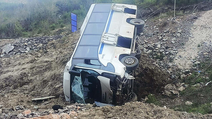 İşçileri taşıyan servis minibüsü devrildi: 6 yaralı