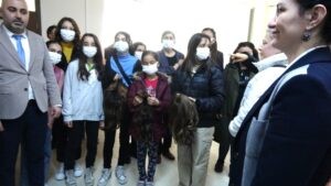 Öğrenci, öğretmen ve velilerin kesilen saçı 5 hastaya peruk oldu
