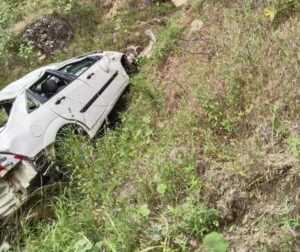 AYDIN’ın Nazilli İlçesinde direksiyon hakimiyetini kaybeden sürücü otomobille 150 metre uçuruma uçtu. Kazada sürücü Nevzat Arslan (70) ve otomobilde yolcu konumunda bulunan İlhami Çevir (60) hayatını kaybetti.  