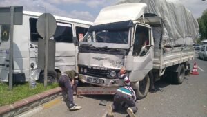 Minibüsle kamyonet çarpıştı: 9 tarım işçisi yaralandı