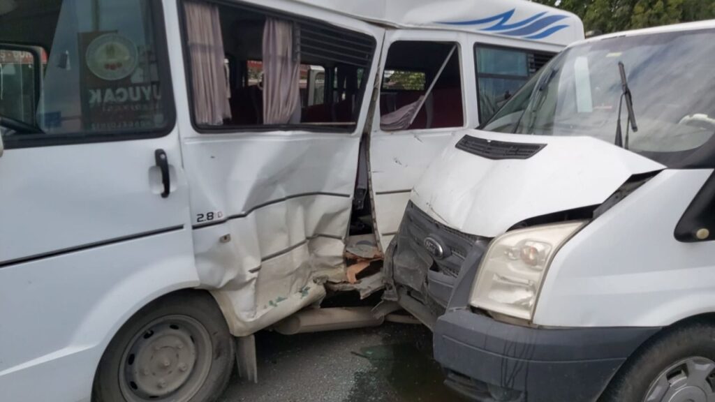 Öğrenci servisi ile kamyonet çarpıştı: 13 öğrenci yaralandı