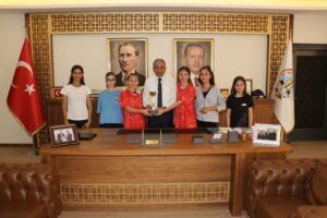 Kazandıkları Kupayı Başkan Kaplan’a hediye ettiler