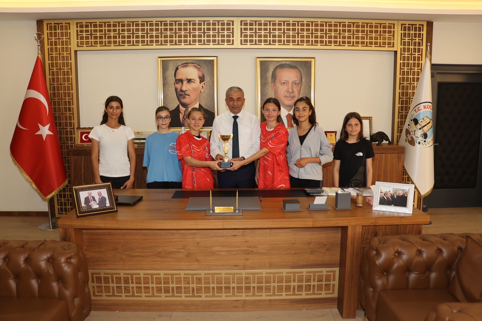 Kazandıkları Kupayı Başkan Kaplan’a hediye ettiler