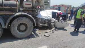 Söke’ 2 otomobil 1 beton mikserin karıştığı kazada 2 kişi yaralandı