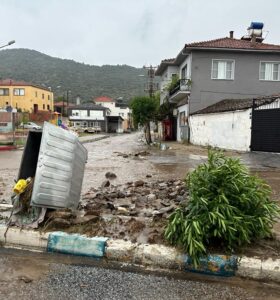 Aydın’da yağmur suları sele dönüştü, caddeler göle döndü