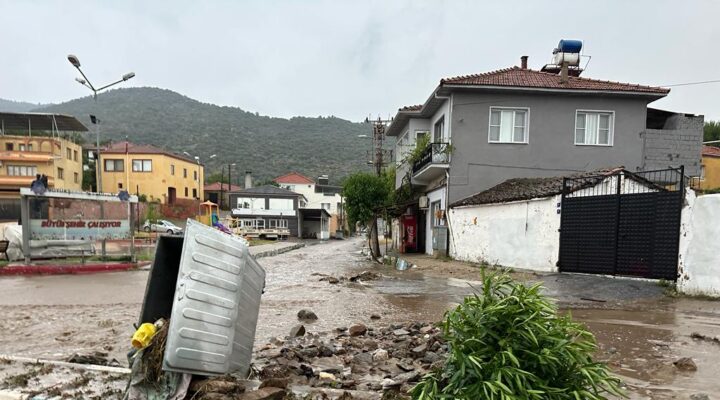 Aydın’da yağmur suları sele dönüştü, caddeler göle döndü