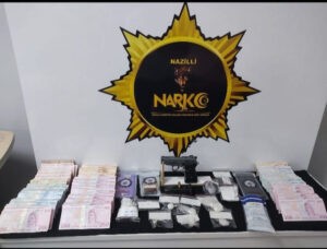 Aydın’ın Nazilli İlçesinde polisin ‘dur’ ihtarına uymayan 3 şüpheli otomobille