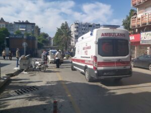 Nazilli ilçesinde kaza yaparak devrilen motosikleti bakan elektrikli motosiklet başka