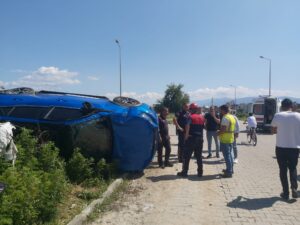Aydın’ın Nazilli İlçesinde kaza yapan otomobillerden biri yolda yürüyen yaşlı