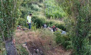 Bursa’nın Kestel ilçesinde düğünden dönen ailenin otomobili dere yatağına uçtu.