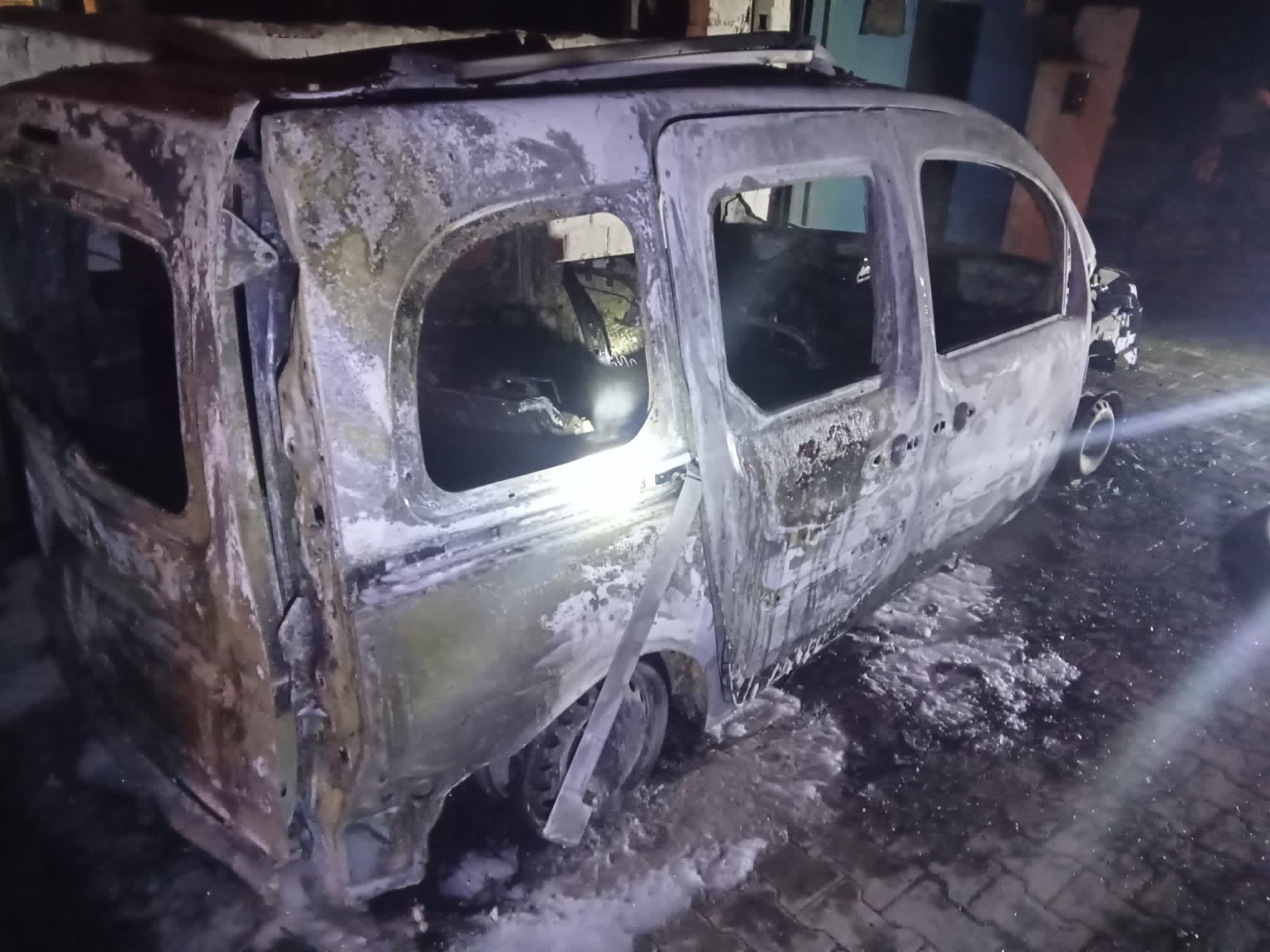Park halindeki minibüs ve ticari araç yakıldı
