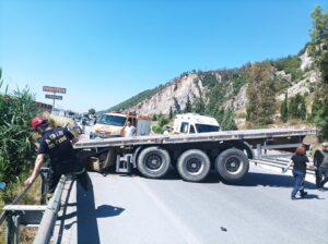 Şarampole düşen TIR sürücüsü yaralandı