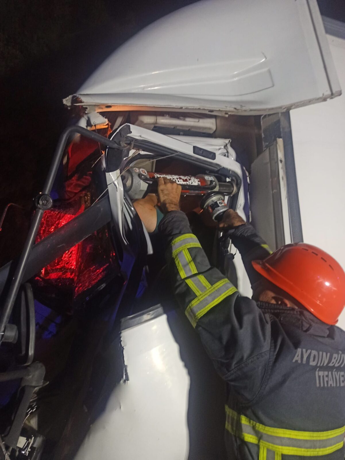 Aydın-İzmir Otoyolu’nda kamyon önünde seyir halinde olan TIR’ın dorsesine arkadan çarptı. Kazada direksiyonda sıkışan kamyon şoförü Aytekin Deligül kurtarıldıktan sonra ağır yaralı olarak hastaneye kaldırıldı. Kaza, saat 01.00 sıralarında Aydın-İzmir Otoyolu Çoban Kuyu Mevkiinde meydana geldi. Aydın istikametinden İzmir yönüne gitmekte olan Aytekin Deligül (50) idaresindeki 35 DC 0985 plakalı kamyon, önünde aynı istikamete gitmekte olan Mert Can Karabulut (24) idaresindeki 37 AAT 513 plakalı TIR’ın arka dorsesine çarptı. Kaza sonucu kamyonun ön kısmı büyük hasar meydana gelirken, şoför Aytekin Deligöl bulunduğu yerde sıkıştı. İhbar üzerine olay yerine sağlık, itfaiye ve polis ekipleri sevk edildi. Sağlık ve itfaiye ekiplerinin yaptığı çalışma sonucu yaralı sıkıştığı yerden çıkarılarak ambulansla Aydın Atatürk Devlet hastanesine götürüldü. Yaralının hayati tehlikesinin olduğu öğrenilirken, polis kazayla ilgili soruşturma başlattı.