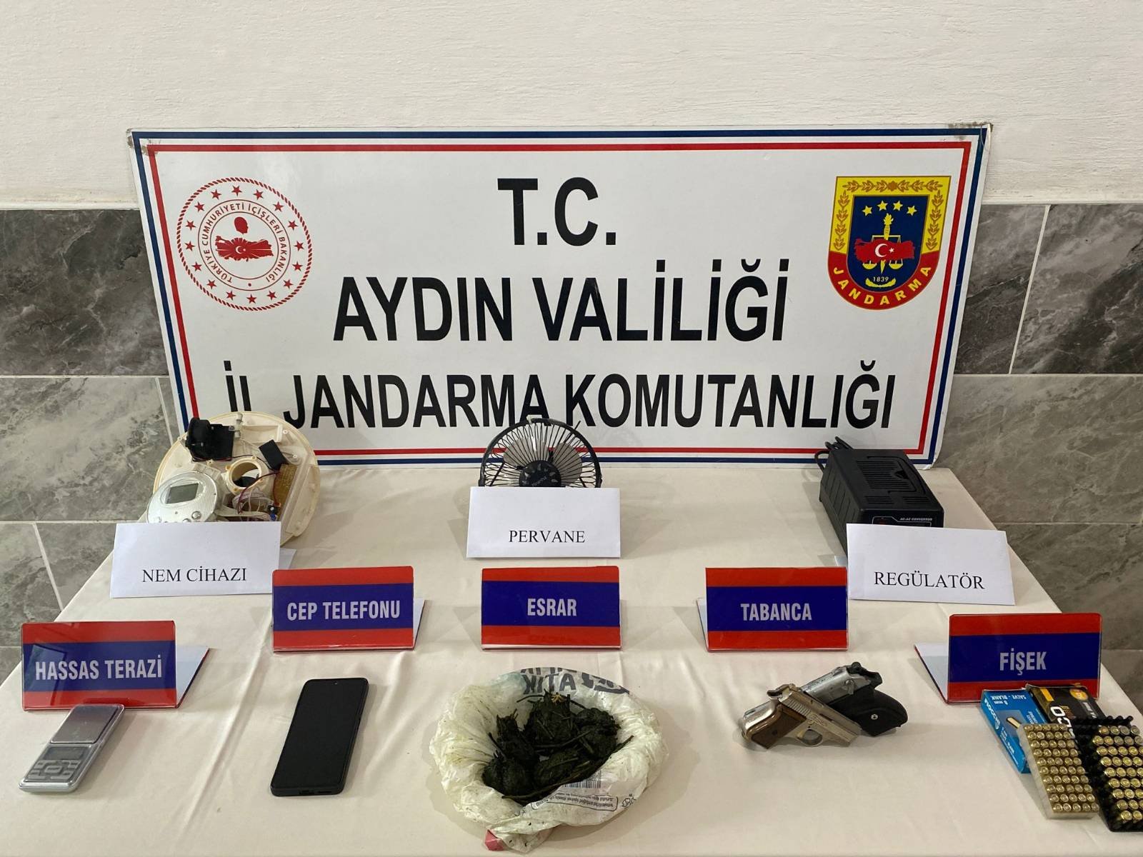 Evinde 546 gram esrar ve tabanca çıkan şüpheliye gözaltı