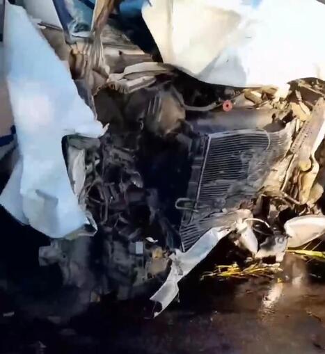 Otomobil, yolcu minibüsüyle çarpıştı: 4 ölü, 21 yaralı