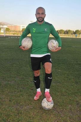 Efeler 09'da gol kralı İshak gitti