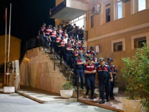 Aydın merkezli 7 ilde 150 kişiyi sahte banka dekontlarıyla otomobillerinin