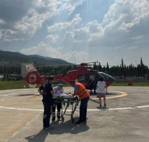 Boğulma tehlikesi geçiren genç helikopterle hastaneye götürüldü