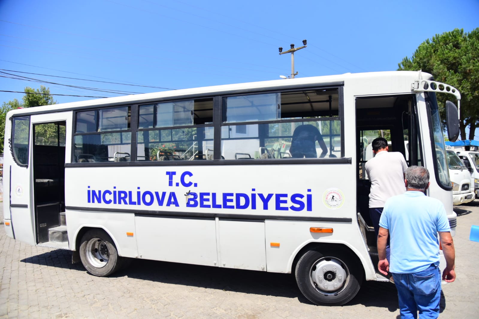 Çerçioğlu, İncirliova’ya verdiği otobüs ve sulama aracını geri aldı