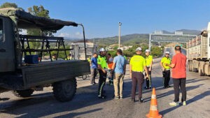 Hatay’ın Dörtyol ilçesinde askerleri taşıyan nakil aracının önünde giden TIR’a