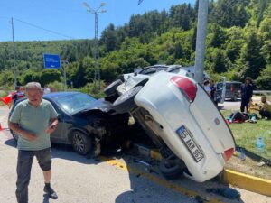Karabük’te kavşağa kontrolsüz girdiği öne sürülen otomobile başka otomobilin çarptığı