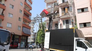 Denizli‘nin Pamukkale ilçesinde, eşya taşıma asansörüyle, 3’üncü kattaki daireye çıkarılmak