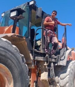 Aydın’ın Nazilli İlçesinde Aydın-Denizli Otoyolu yapımında kepçe operatörü olarak çalışan