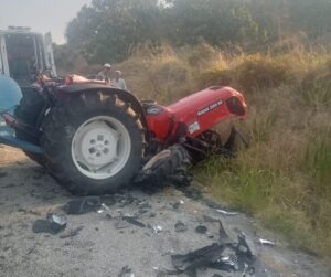 Traktörle hafif ticari araç çarpıştı: 3 yaralı