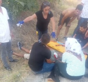 Traktörle hafif ticari araç çarpıştı: 3 yaralı