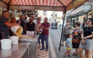 Aydın’ın İncirliova İlçesinde Cumhuriyet Mahallesi Hükûmet Caddesi esnafları bir araya