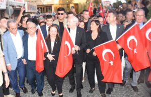 Kılıçdaroğlu, Zafer Bayramı kortej yürüyüşüne katıldı
