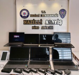 Denizli’de iki ayrı okuldan elektronik eşya çalan hırsızlık şüphelisi polisin