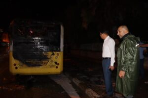 Aydın’ın Nazilli İlçesinde park halindeki halk otobüsü henüz bilinmeyen bir nedenle yandı.