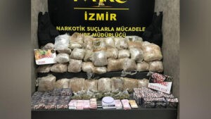 İzmir‘de, uyuşturucu sevkiyatı yaptığı belirlenen şüphelilere yönelik düzenlenen operasyonda 35