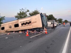 Denizli’nin Honaz ilçesinde sürücüsünün kontrolünü yitirdiği kum yüklü kamyon, refüjü