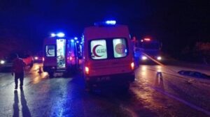 Denizli’nin Pamukkale ilçesinde, yolcu otobüsünün arkadan çarptığı hafif ticari araç