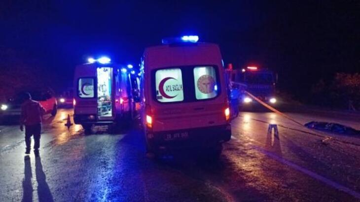 Feci kaza anne baba ve ikizler öldü, 54 kişi yaralandı
