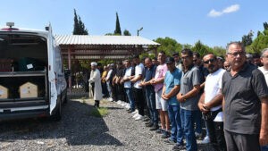 Denizli‘nin Honaz ilçesinde, demir bariyeri aşarak karşı şeride geçen kum