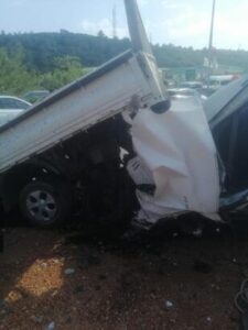 Muğla’nın Bodrum ilçesinde, kontrolden çıkan kamyonetin su kanalı üzerindeki köprüye