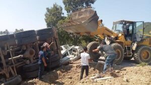 Kahramanmaraş‘ta, freninin boşaldığı öne sürülen kamyon, mezarlıkta cenaze namazı kılanların