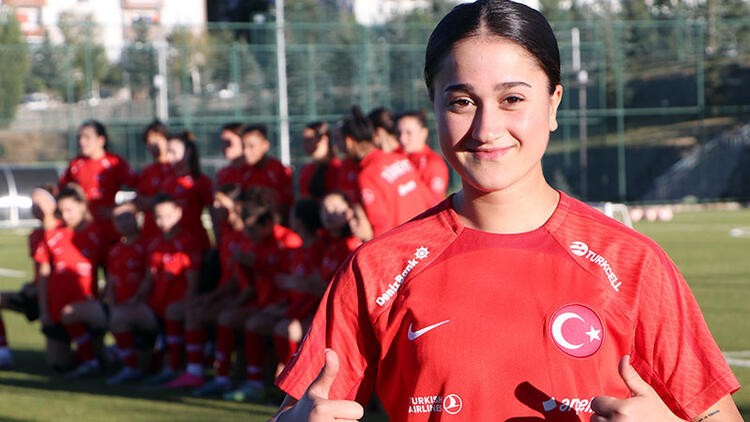 Hem kendi hem babasının hayalini gerçekleştirip 'gol kraliçesi' oldu