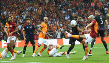 Galatasaray geriye düştüğü maçtan 2-2 berabere ayrıldı