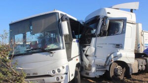 Manisa‘nın Salihli ilçesinde domates yüklü TIR ile işçi servis midibüsünün